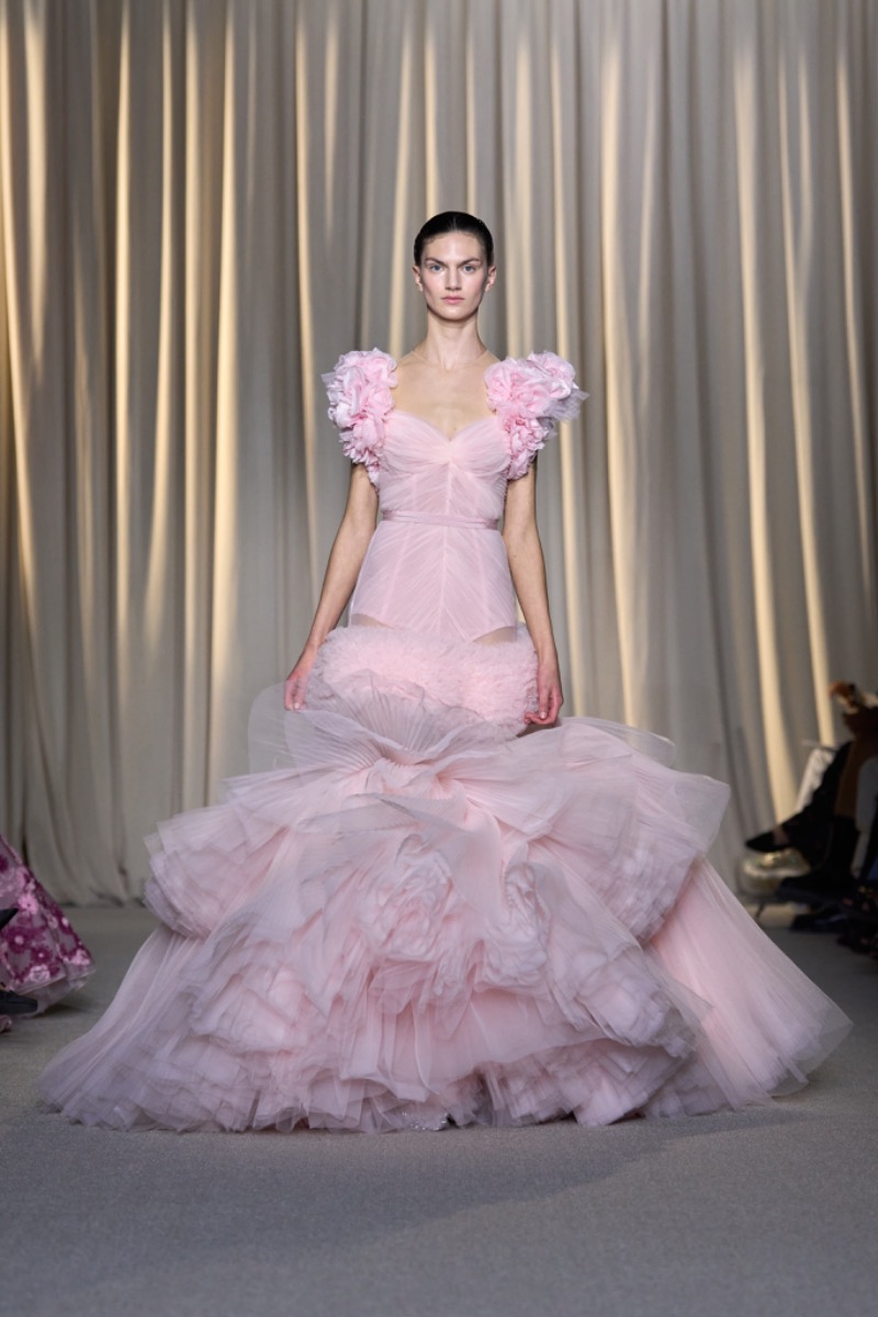 Paris: Giambattista Valli Haute Couture Automne Hiver 2024-2025v